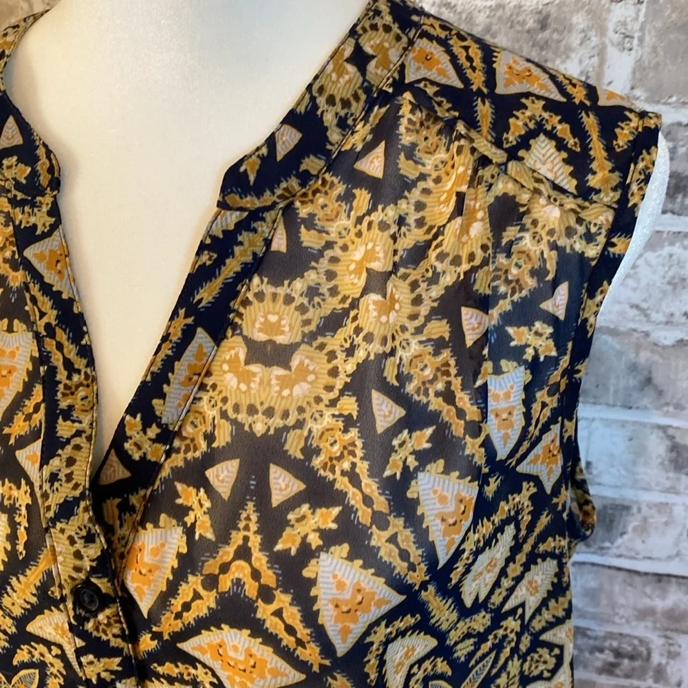 a.n.a. Sleeveless blouse. V-neck. Size L. Navy blue/mustard yellow/orange.